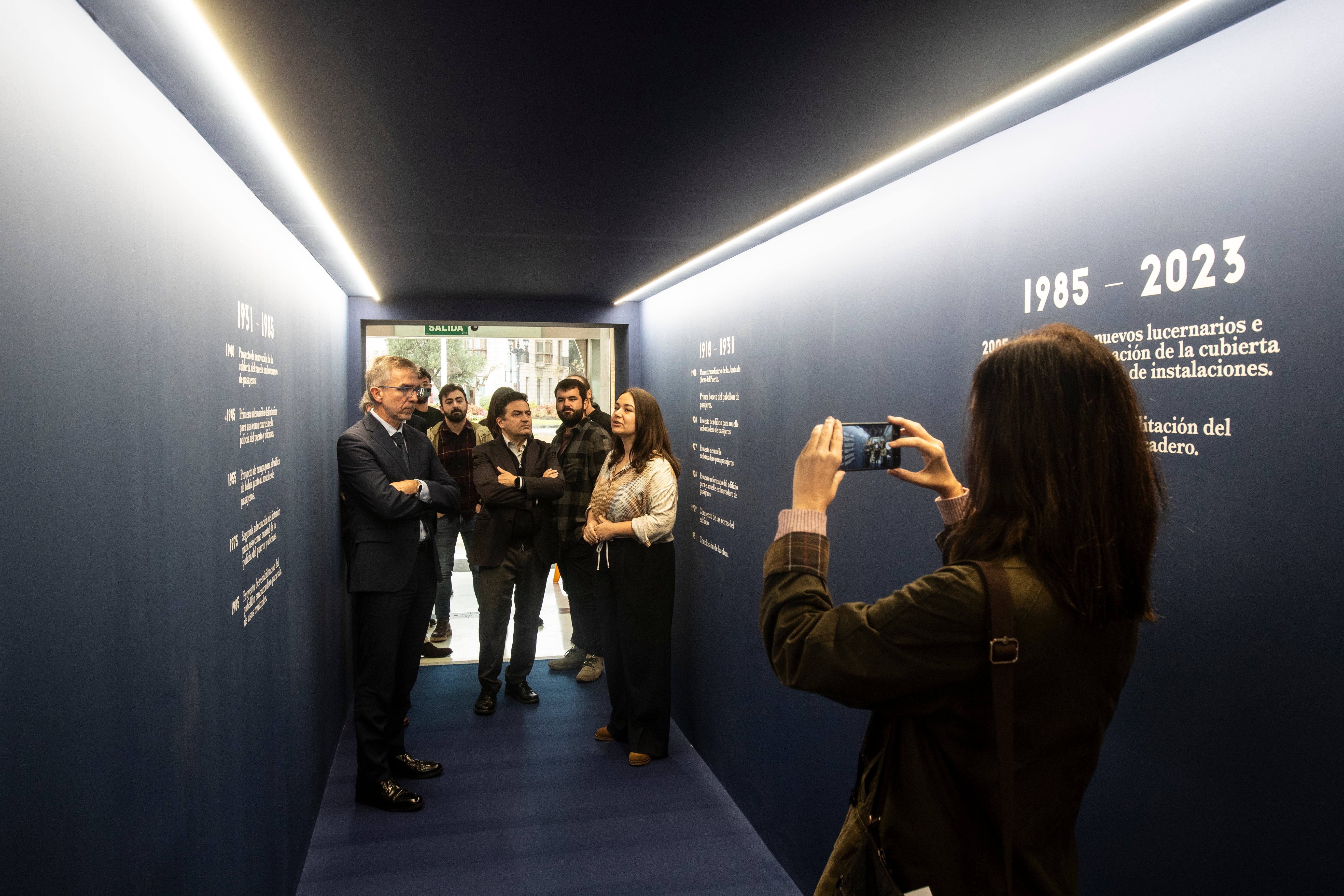 César Díaz, presidente del Puerto de Santander, recorrió la instalación en el momento de la apertura 