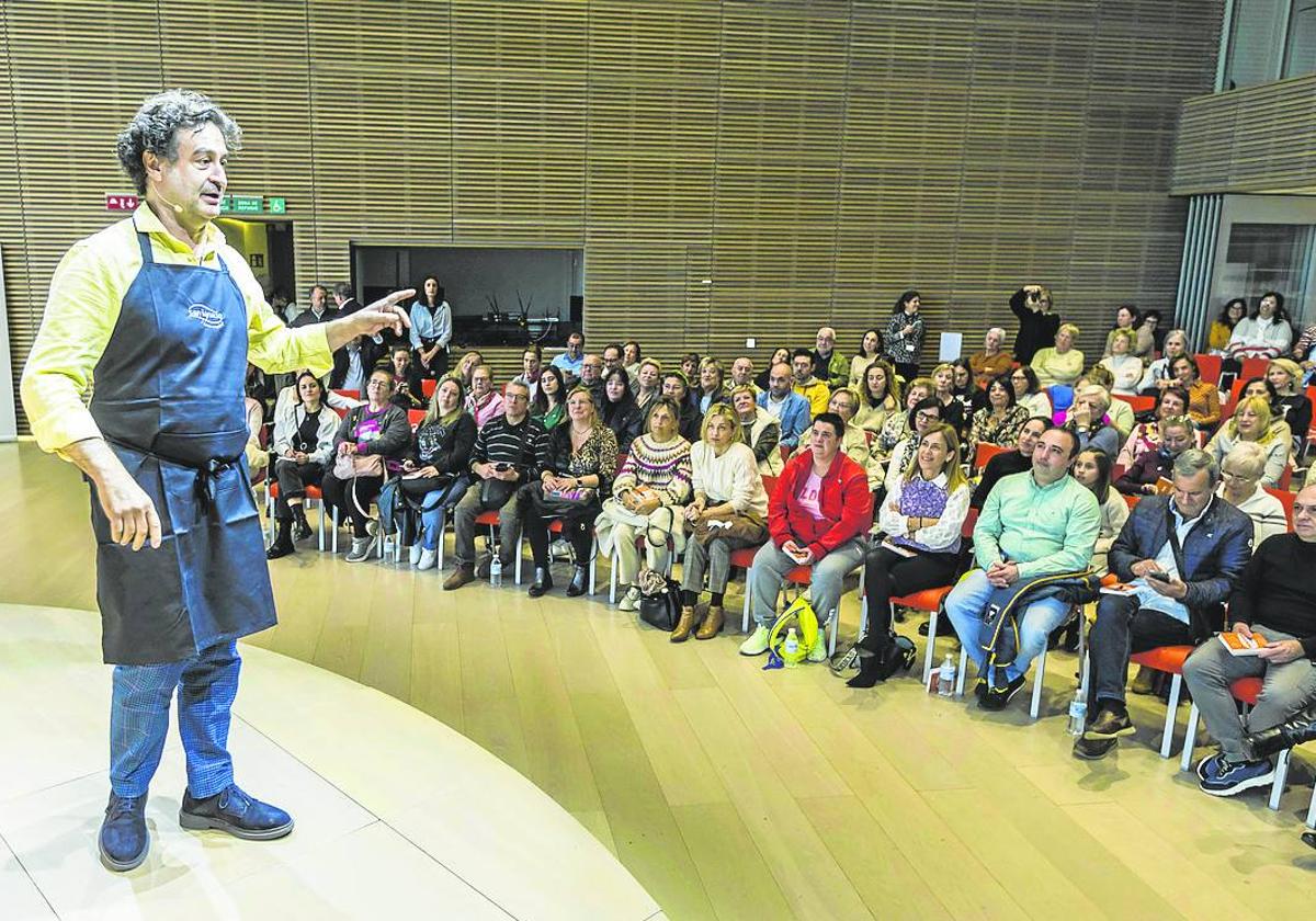 Pepe Rodríguez interactuó con los asistentes, que se mostraron muy participativos con el chef.