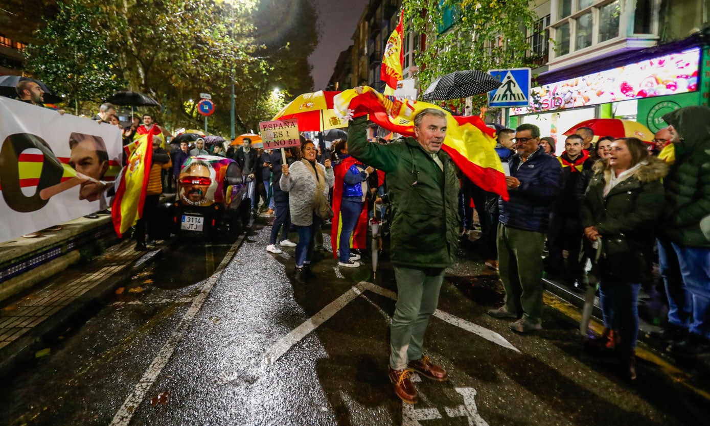 Uno de los manifestantes, en primer término, porta una bandera de España en el trancurso de la protesta celebrada ayer en Santander.