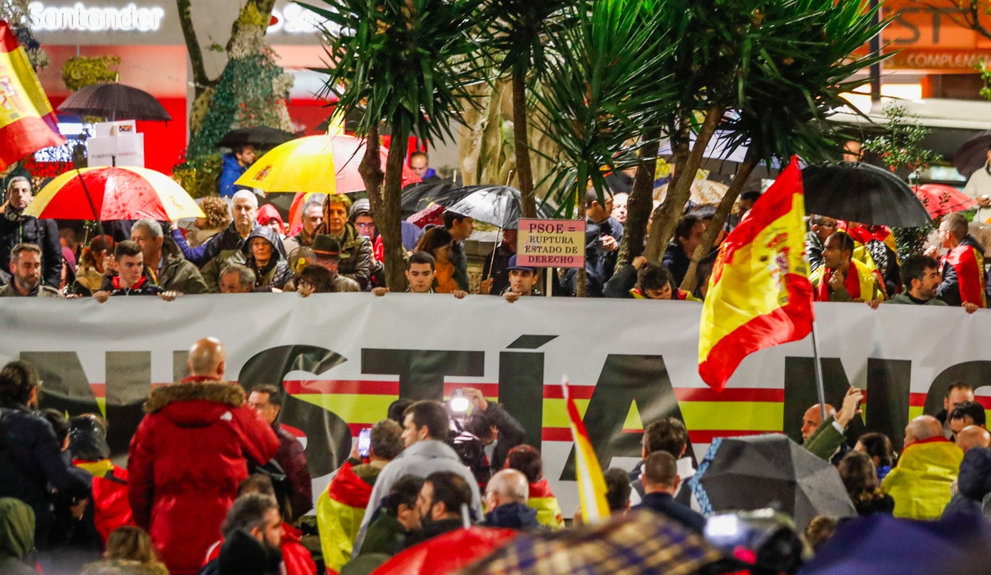 Una pancarta contra la amnistía presidió la concentración.