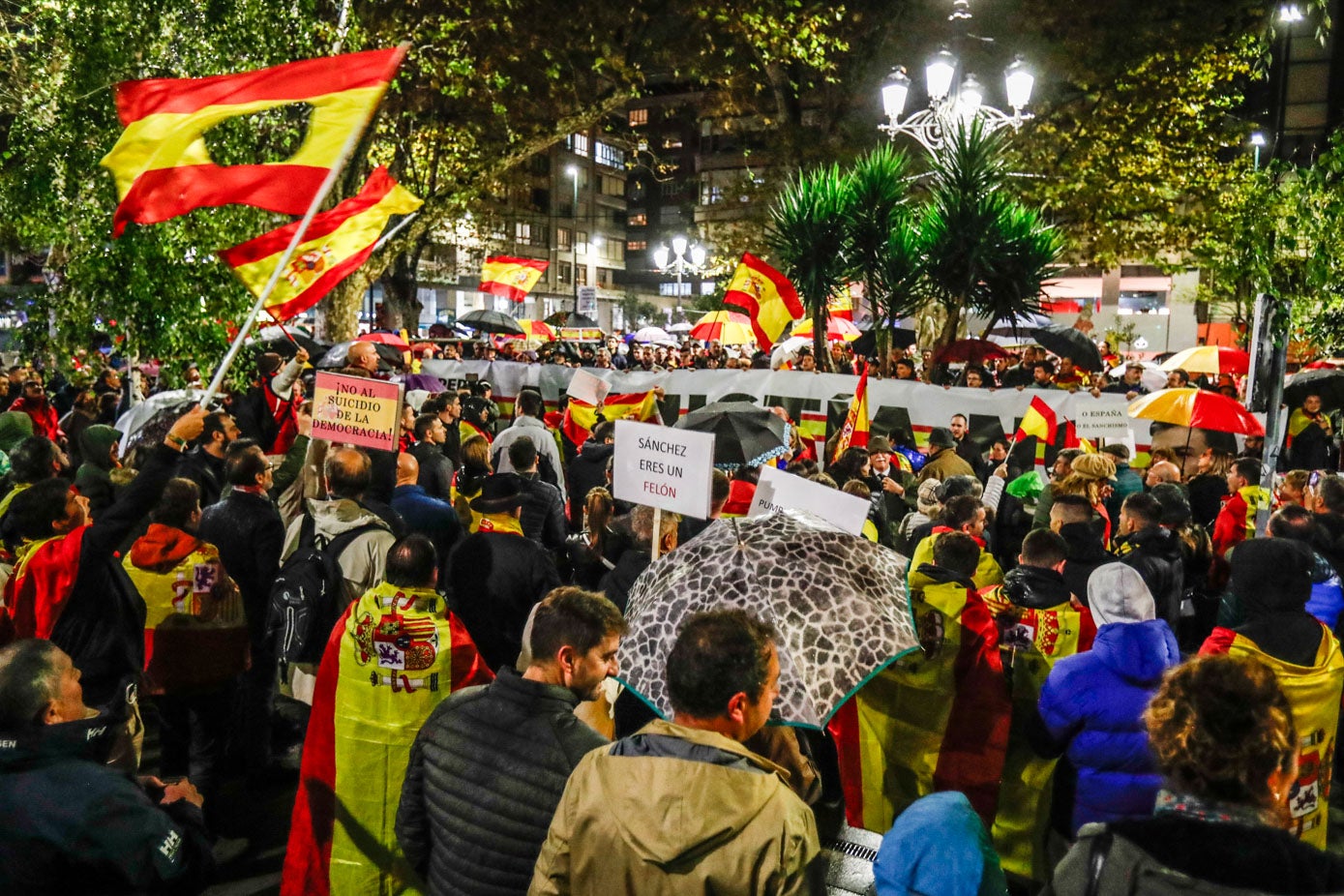 Más de mil personas se concentraron frente a la sede del PSOE cántabro. 