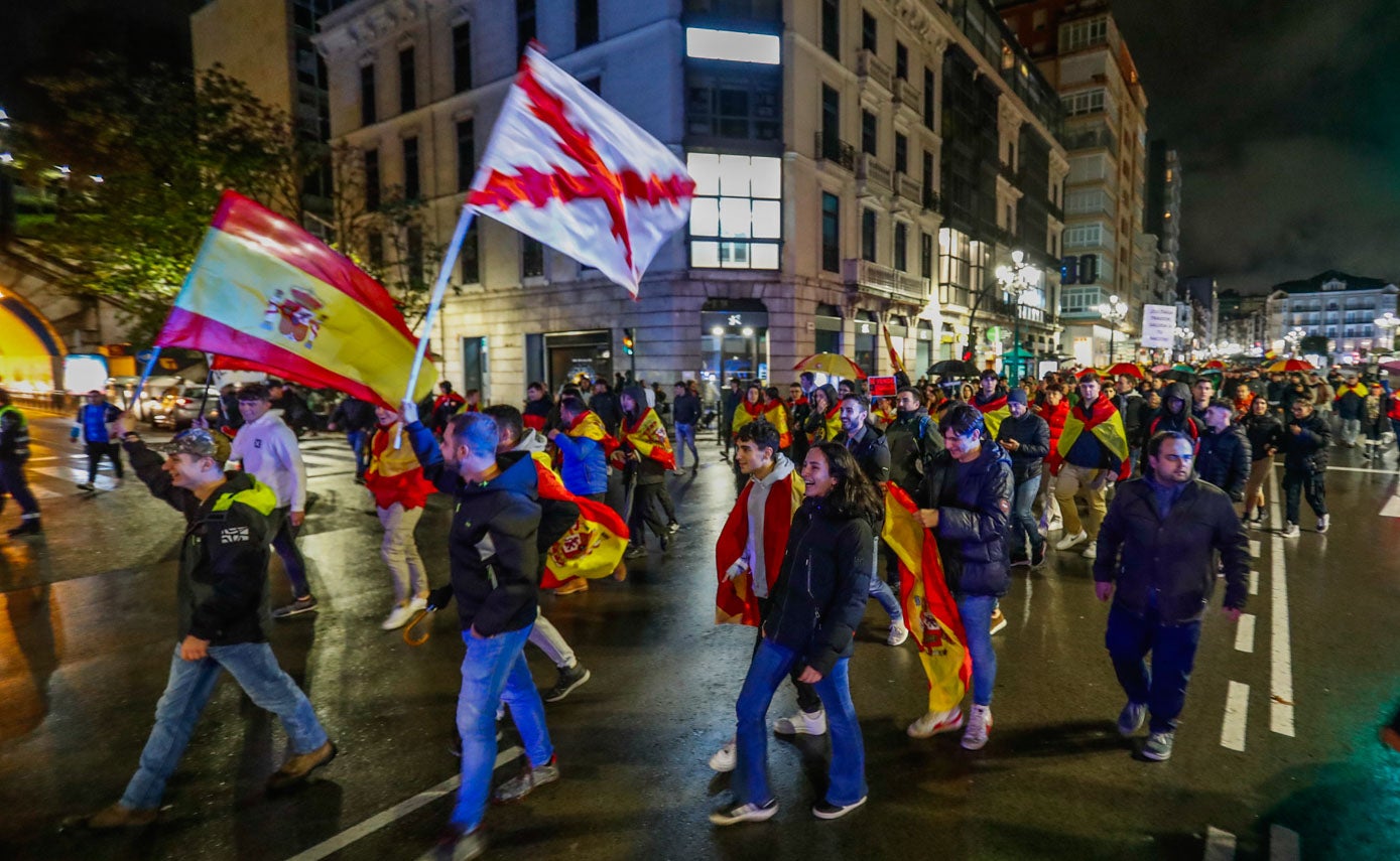 La manifestación transita por Calvo Sotelo, frente al Pasaje de Peña.. En la imagen, banderas de España y una carlista. 