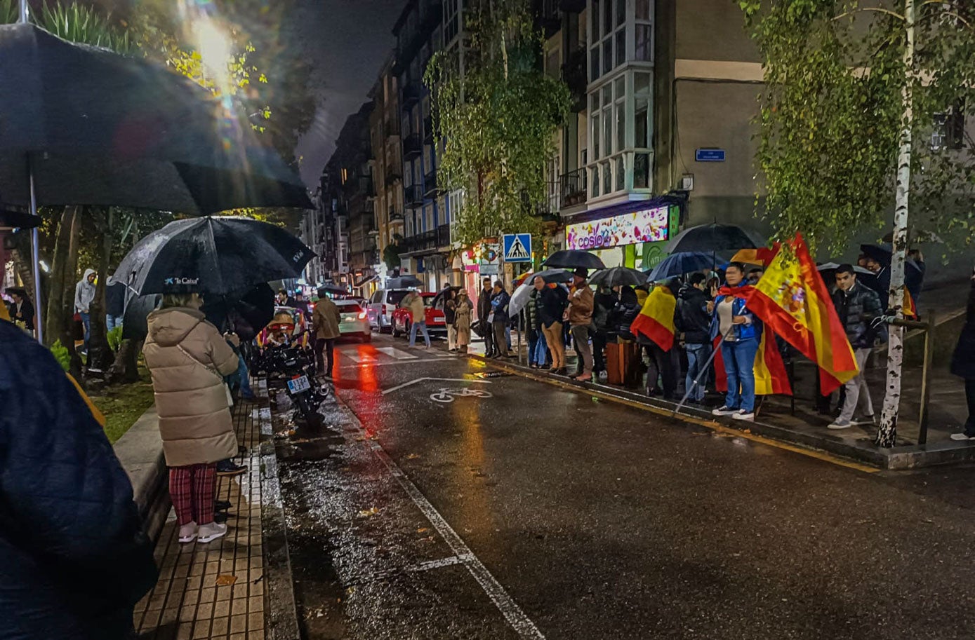 El mal tiempo ha hecho que los paraguas compartan protagonismo con las banderas de España. 