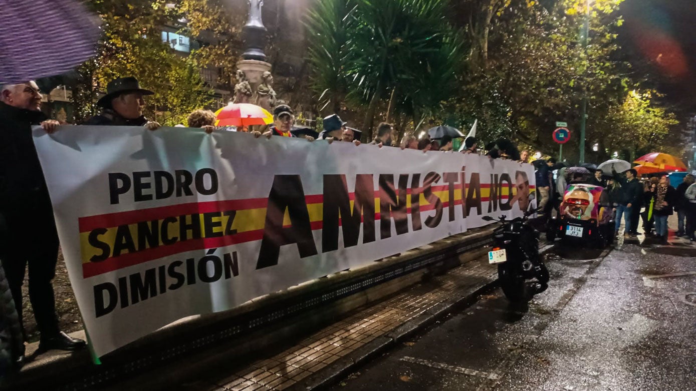 Una gran pancarta contra la amnistía preside la concentración ciudadana.