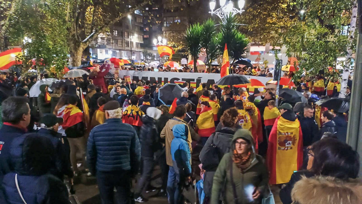 El mal tiempo no ha impedido que cientos de personas acudan a protestar ante la sede del PSOE en la capital cántabra.