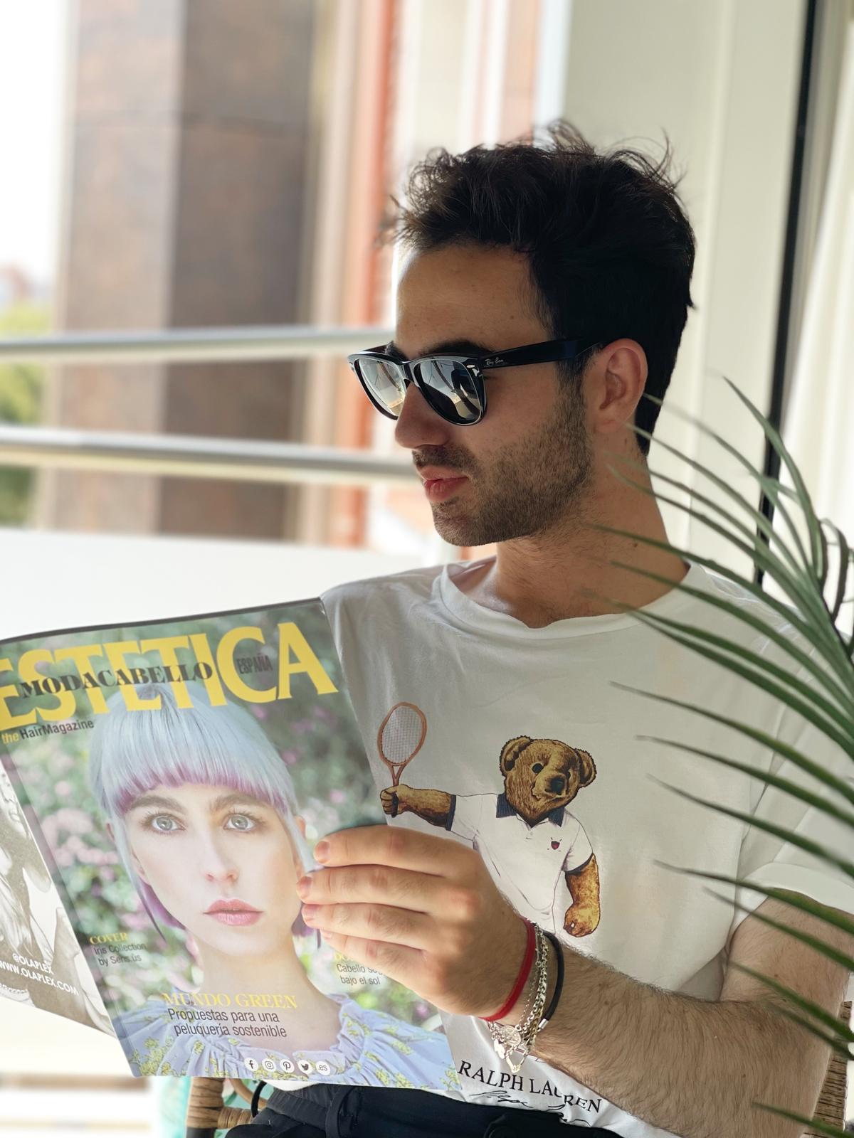 Leyendo la revista Estética HairMagazine con la que colabora asiduamente.