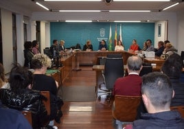 El alcalde, Carlos Caramés, junto a representantes municipales, durante el encuentro con hosteleros y comerciantes.