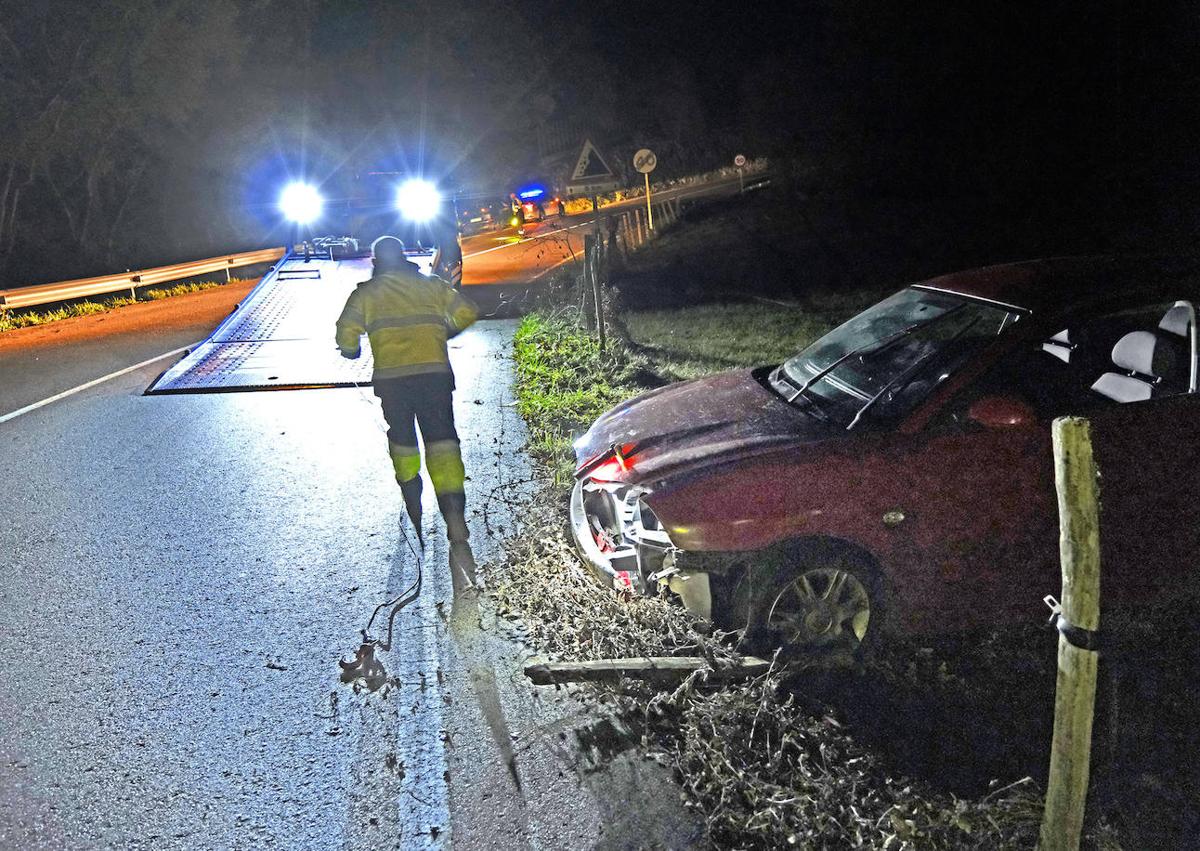 Imagen secundaria 1 - Un joven de 20 años, herido muy grave tras un accidente de coche en el desvío a Bárcena Mayor