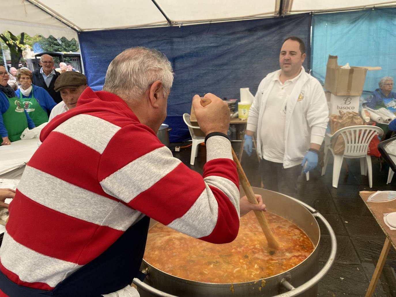 Tras la misa, la Peña del Tío Simón y la Asociación Amil han elaborado un cocido montañés popular.