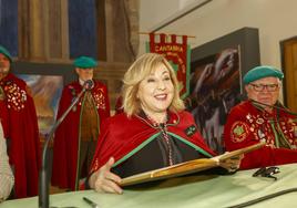 Carmen Machi se dirige a los asistentes al acto.
