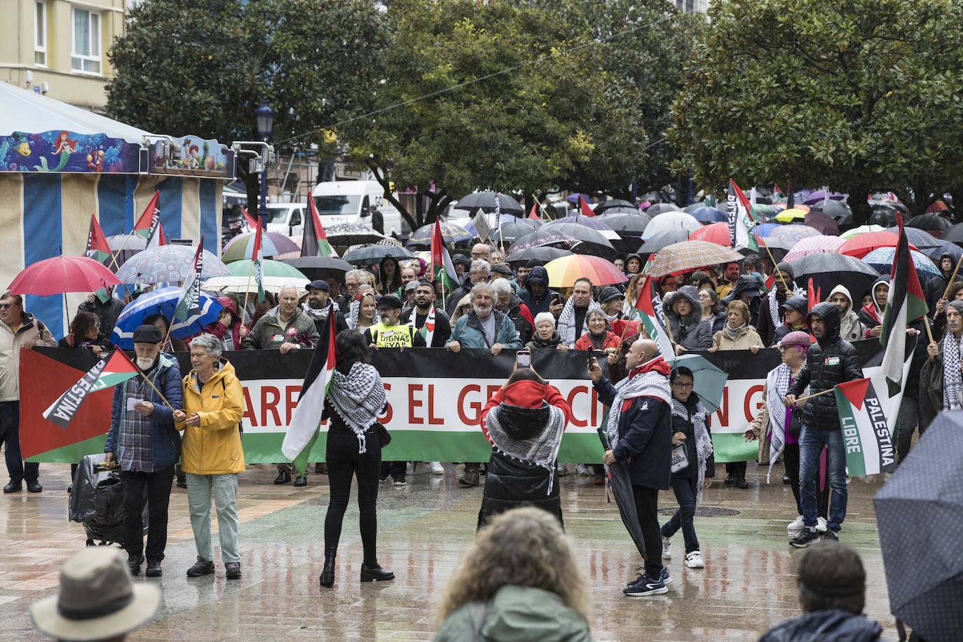 La manifestación discurrió bajo la lluvia por el centro de Santander. 