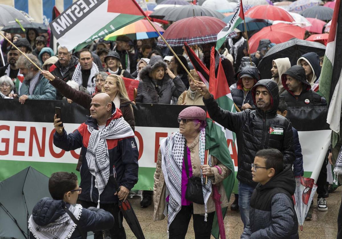 Cabeza de la manifestación, que se desarrolló bajo la lluvia.