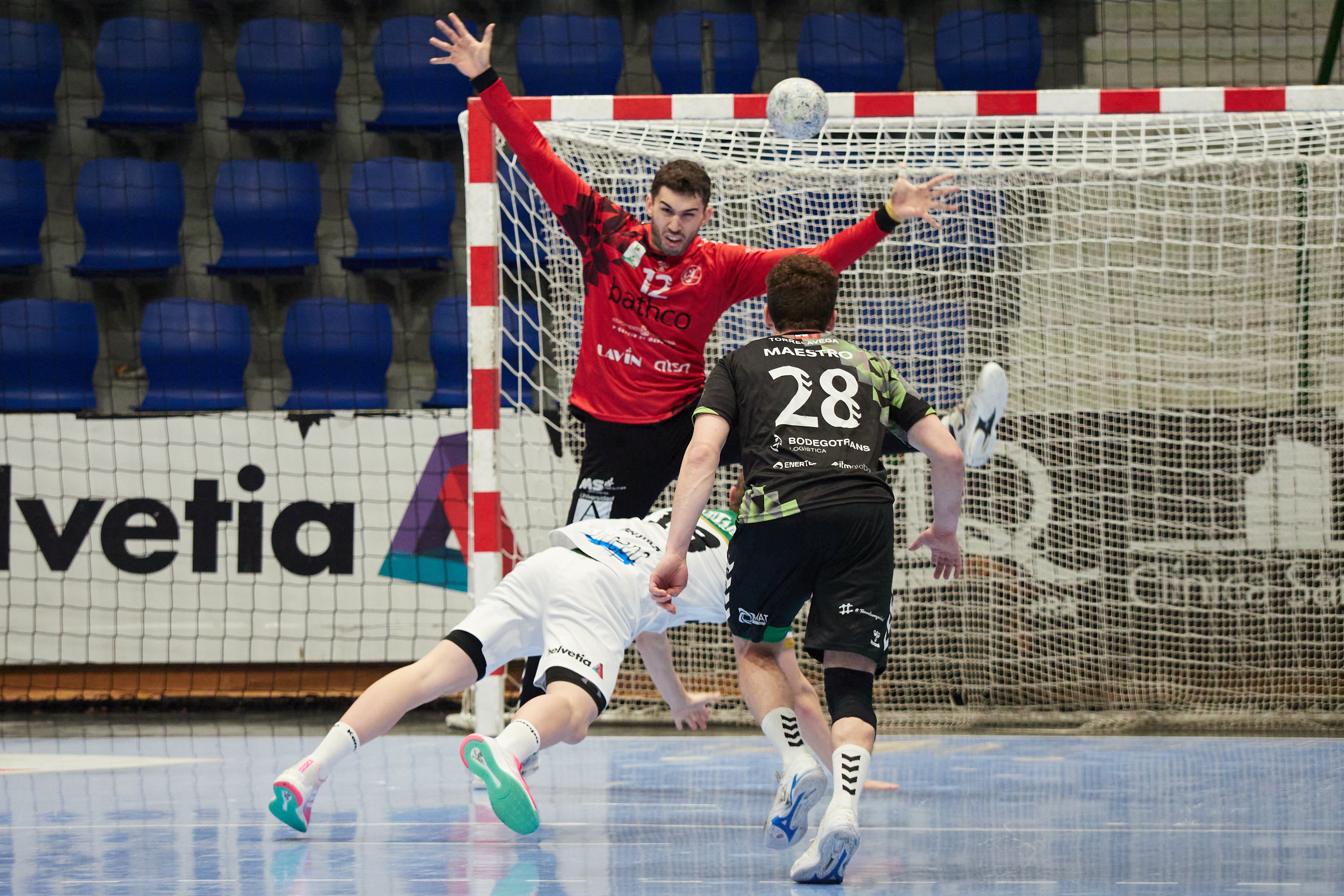 Carlos Calle, el meta del cuadro naranja, trata de detener un disparo del rival. 