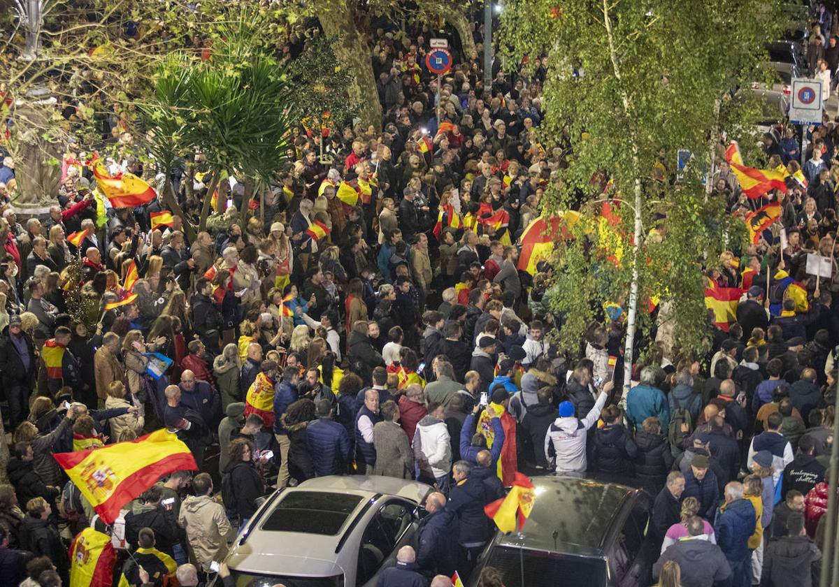 Concentración de ciudadanos ante la sede del PSOE en Santander para protestar por la amnistía.