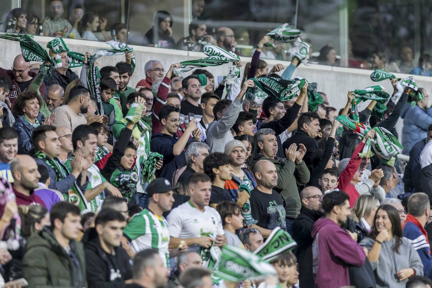 La grada verdiblanca apoyando al equipo.