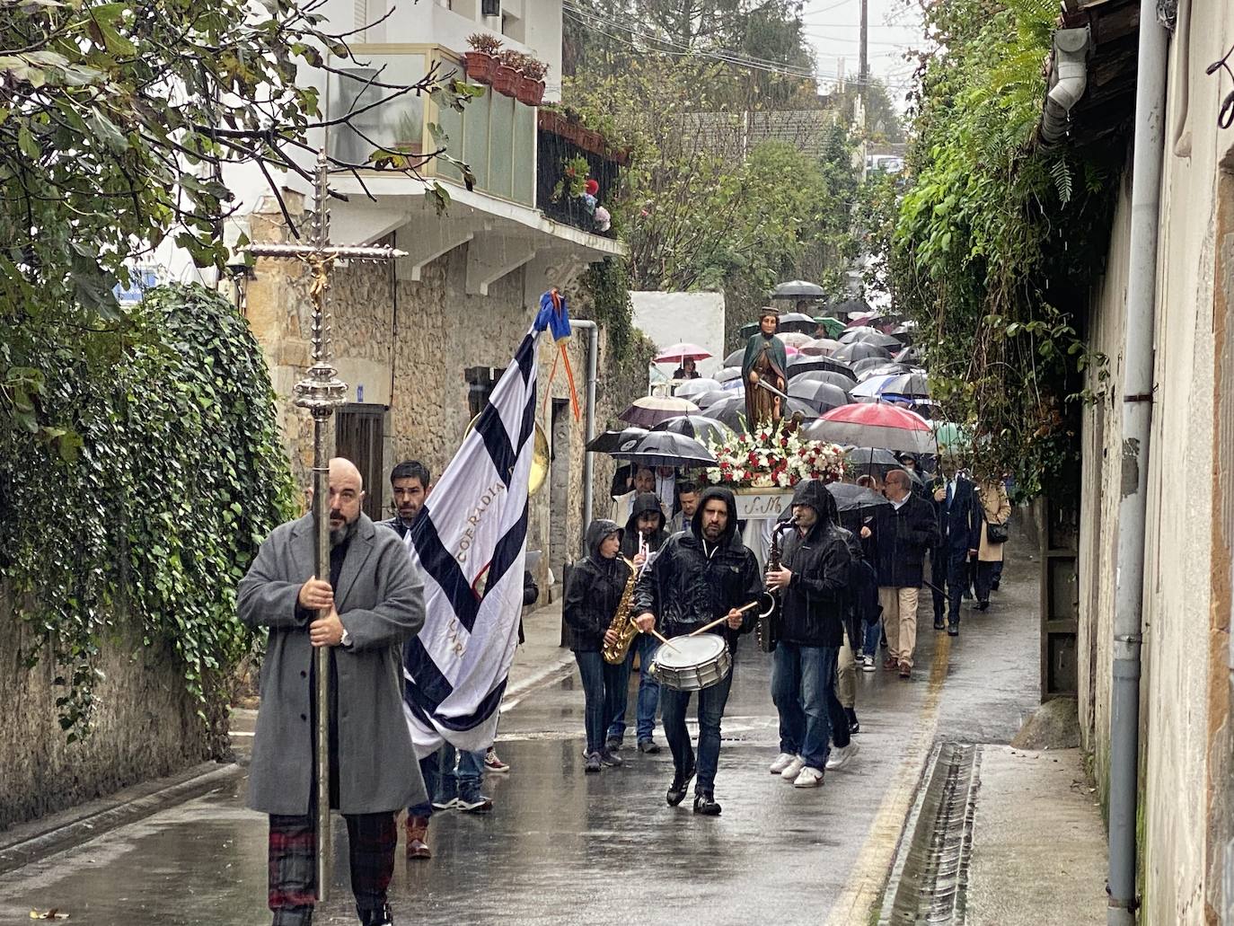 La procesión ha sido encabezada por el estandarte de la Cofradía de San Martín.