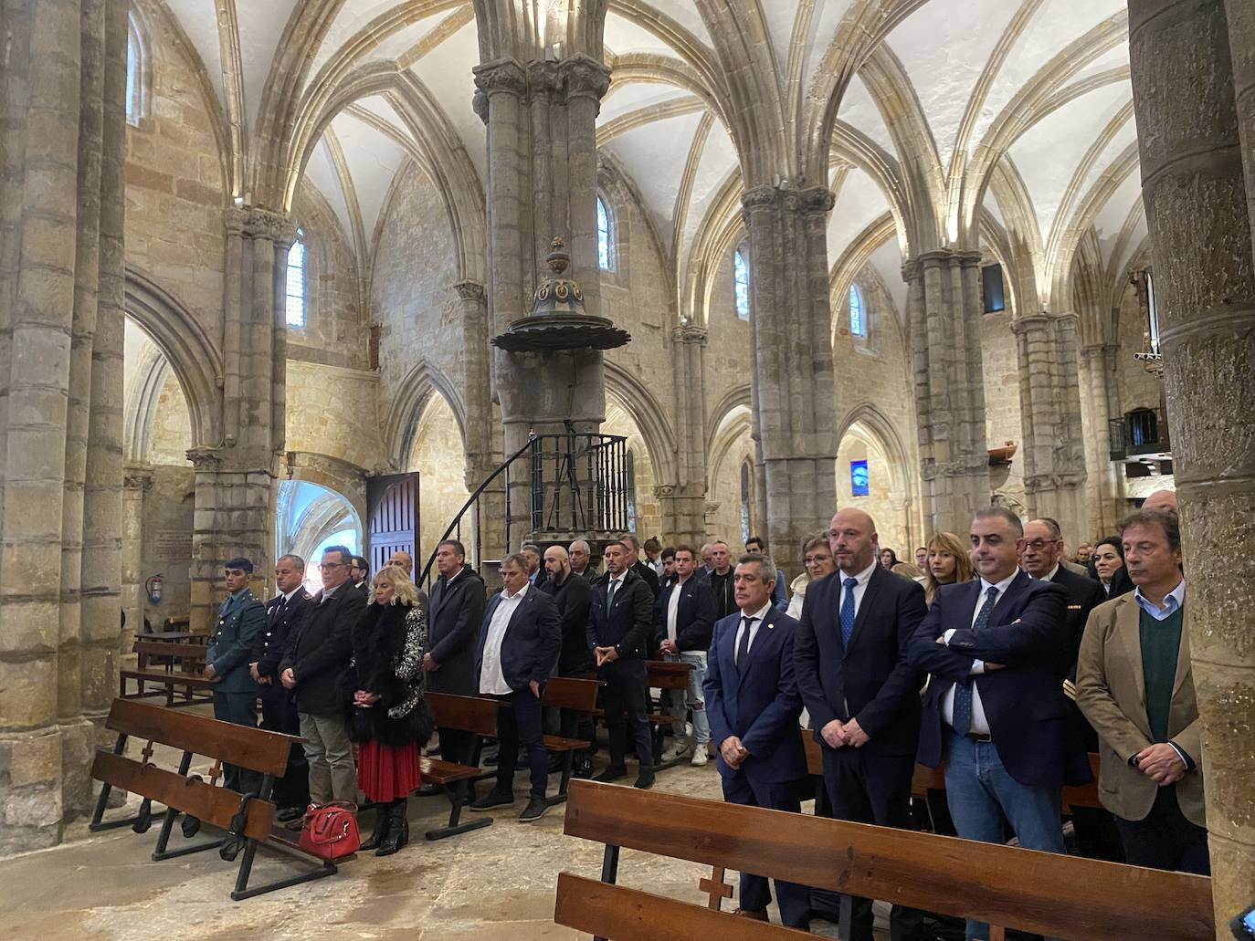 Autoridades en la misa solemne en honor a los pescadores fallecidos.