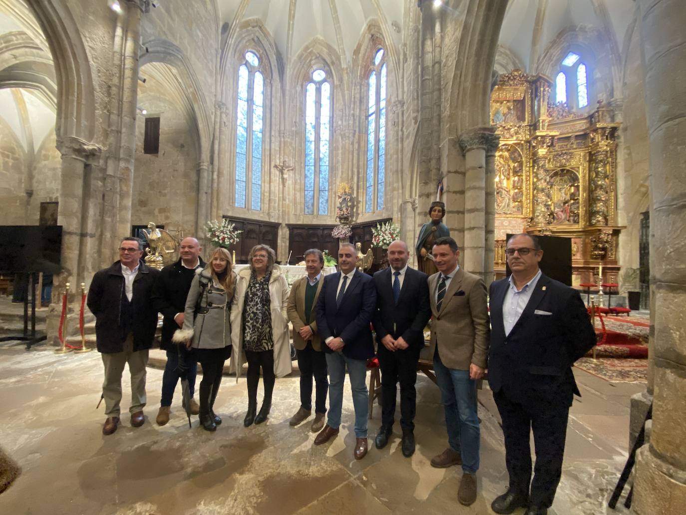Parte del equipo de Gobierno pejino junto con el consejero de Fomento, Roberto Media, posan frente al santo.