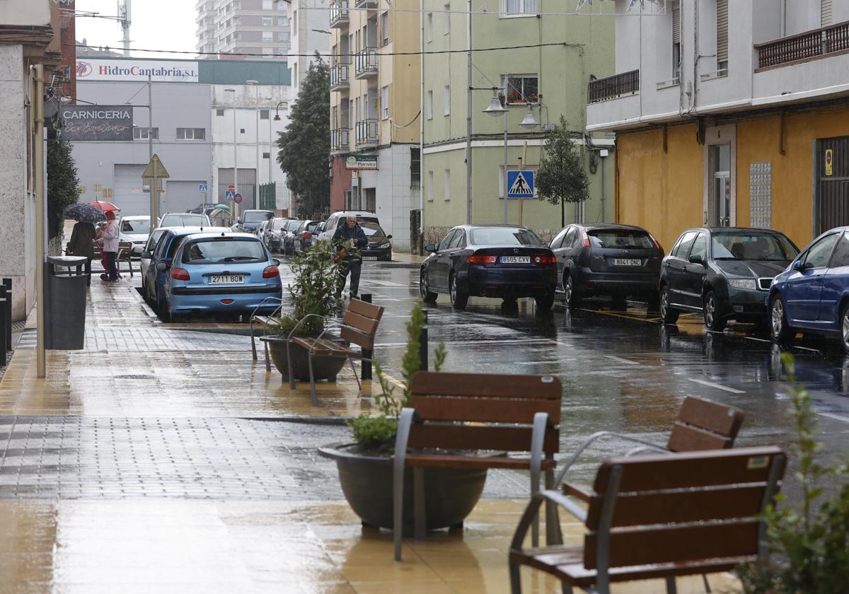 La calle Calderón de la Barca cuenta con aceras más anchas y nuevo mobiliario urbano.