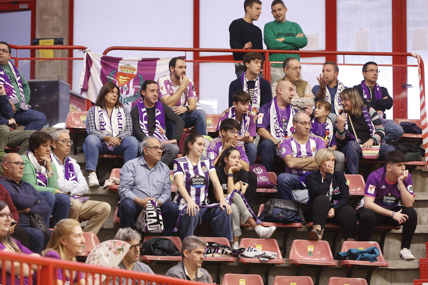 Aficionados vallisoletanos se desplazaron hasta el Vicente Trueba para animar a su equipo. 