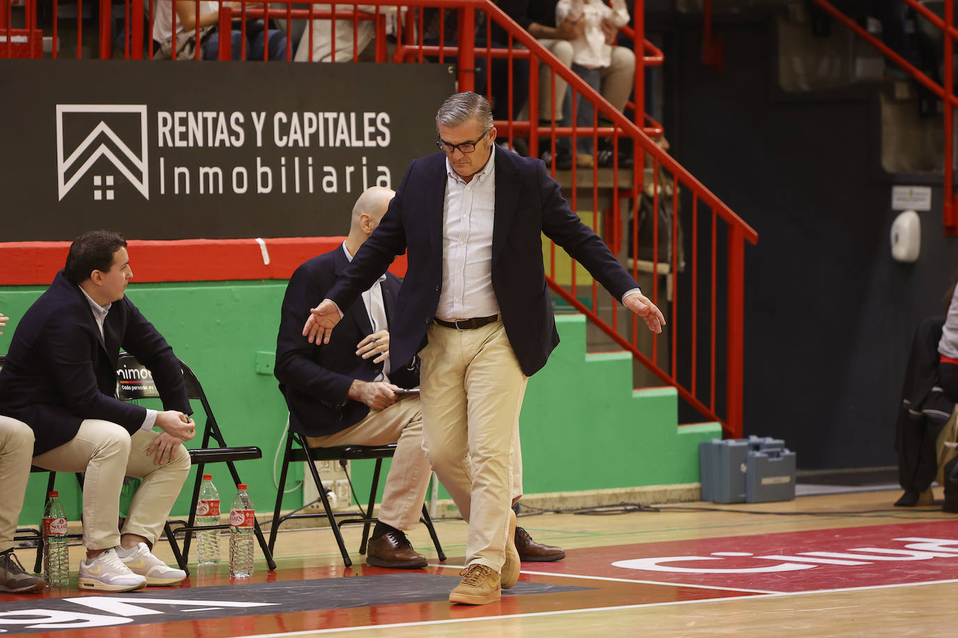 Paco García, entrenador del equipo pucelano, camina por la  zona de banquillos. 