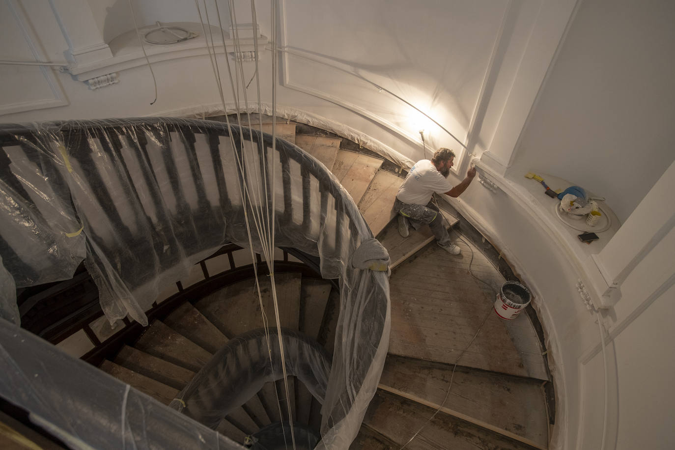 La escalera que vertebra el recorrido por el museo quedó intacta tras el incendio acontecido hace seis años.