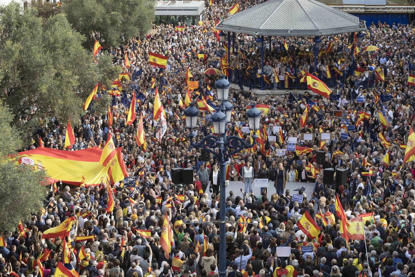 En la plaza de Pombo, durante el himno de España no cabía un alfiler