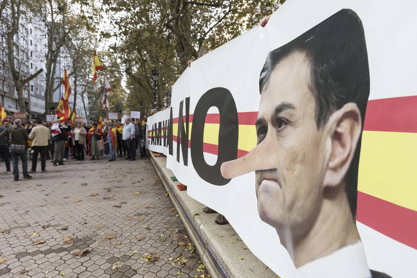 En las inmediaciones de la sede del PSOE de la calle Tres de Noviembre se pudo ver una gran pancarta con la foto de Sánchez-Pinocho