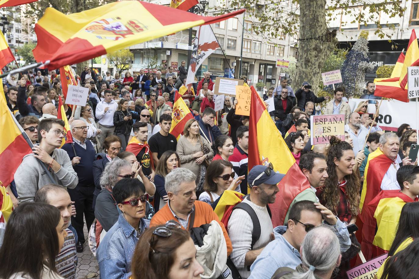 Los manifestantes cortaron el tráfico por el Paseo Pereda, la calle Calvo Sotelo, Jesús de Monasterio y Burgos. Se quedaron concentrados en la Alameda de Oviedo