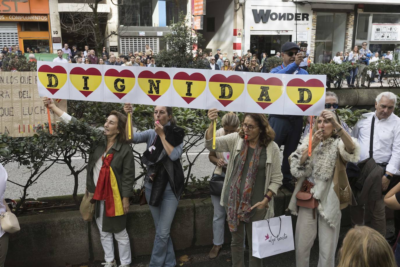 Algunas de las asistentes a la convocatoria de Vox, que prolongó durante más de un hora la del PP