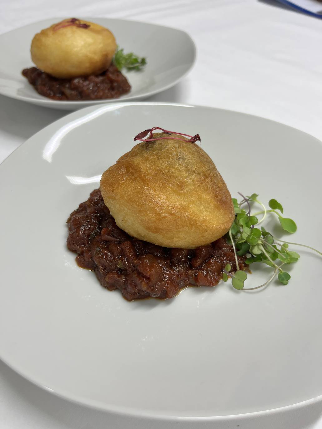 Buñuelo de morcilla cremosa con tomatada de hierbabuena. 