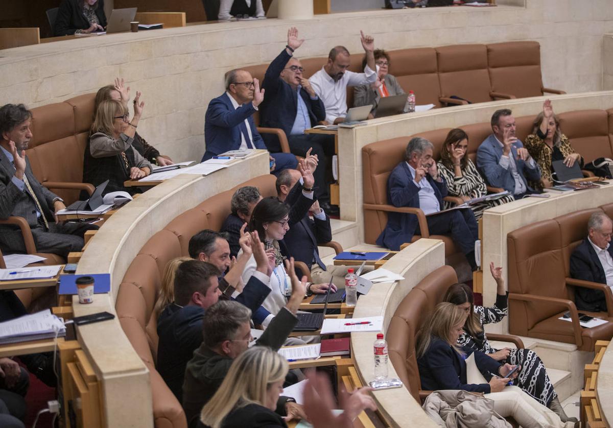 Pleno del Parlamento cántabro.