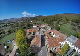 Vista aérea del pueblo de Los Carabeos, en el municipio de Valdeprado del Río.