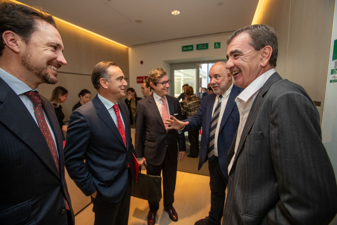 Roberto García Borbolla, director de Instituciones de Banco Santander; Manuel Iturbe, director territorial para Cantabria y Asturias de Banco Santander; Francisco Artime, director comercial en Cantabria de Banco Santander; José Luis Pérez, redactor jefe de El Diario Montañés, e Ignacio Pérez, director general de El Diario.