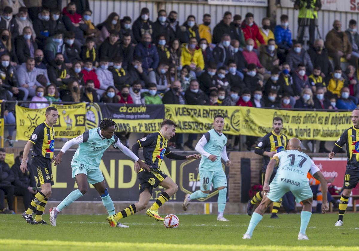 Imágen del partido de Copa del Rey en el Fernando Astobiza entre Cayón y Huesca.