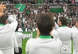 Momento en el que el grupo de jóvenes se acerca a La Gradona.