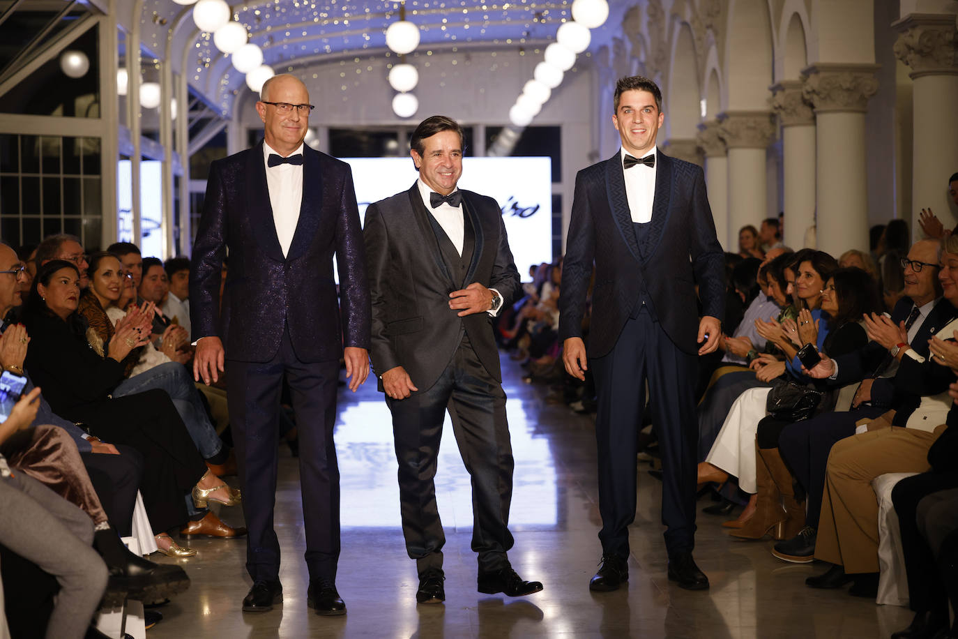 Cerraron el desfile de Félix Ramiro el alcalde de Arredondo, Lonchi Carrascal; el presidente del Colegio de Gestores Administrativos, Víctor J. Carpintero; y el concejal socialista de Santander Daniel Fernández.