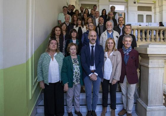 En primer término, María Ángeles Samperio, Sofía Juaristi, Sergio Silva, Dolores Gallardo y Armando Arconada; detrás, los representantes de los centros pioneros y miembros de la Asociación de Periodistas.