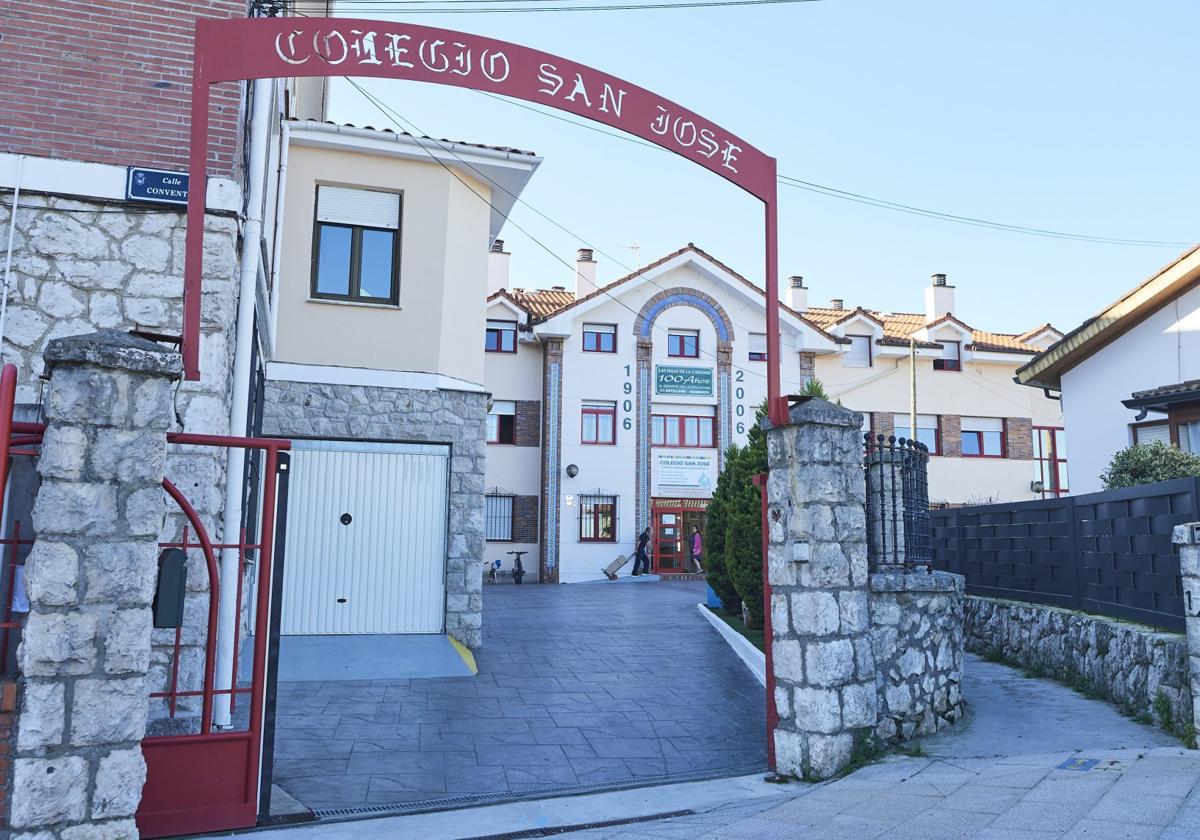 Acceso al colegio San José de El Astillero, donde un alumno ha sido expulsado temporalmente.