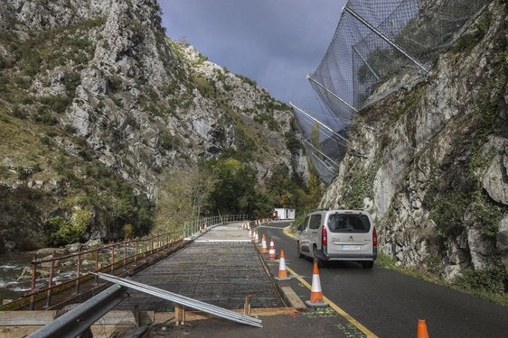 Los voladizos sobre el río Deva permiten incrementar la anchura de la carretera cerca de dos metros.