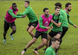 Los jugadores racinguistas, durante una sesión en las Instalaciones Nando Yosu.