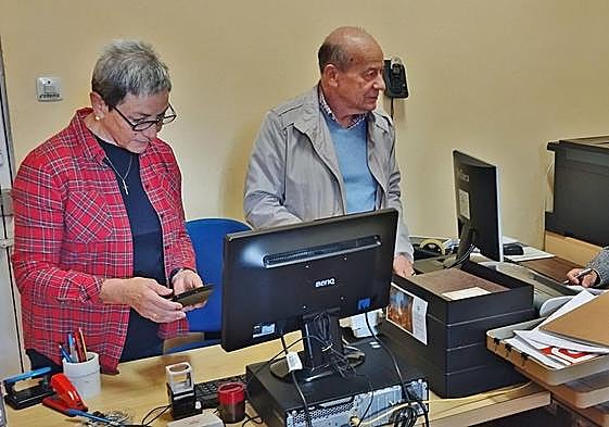 Ángeles Martínez, Fernando García y Ramiro Pérez en la sede de Cáritas de Los Corrales.