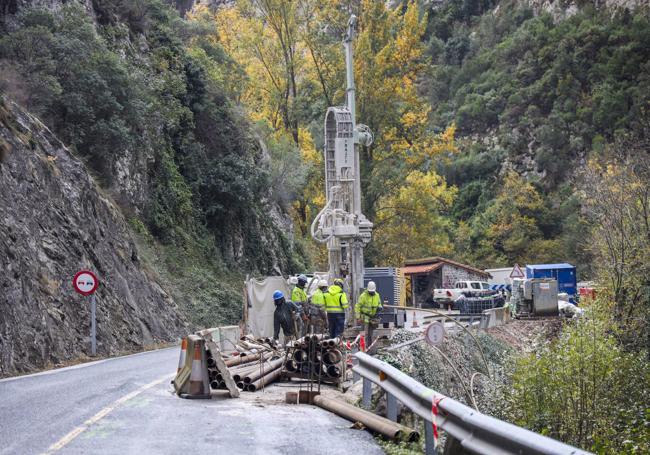 Trabajos de pilotaje para la construcción del voladizo que permitirá hacer la carretera más ancha.