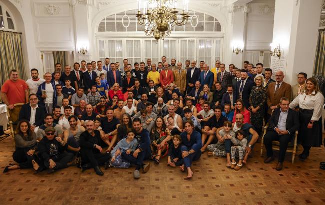 Foto de familia de todos los 'modelos por un día', junto a los representantes institucionales y organizadores del desfile que se desarrolló en el Hotel Real.