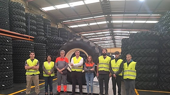 La fábrica de Bridgestone recibe la visita del equipo del CIFP La Granja