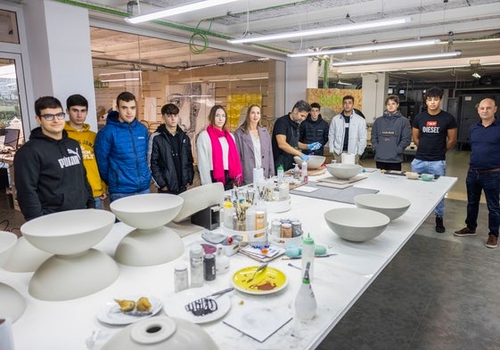 Los equipos del IES La Granja, de Heras, en el taller de Bathco, en Santander.