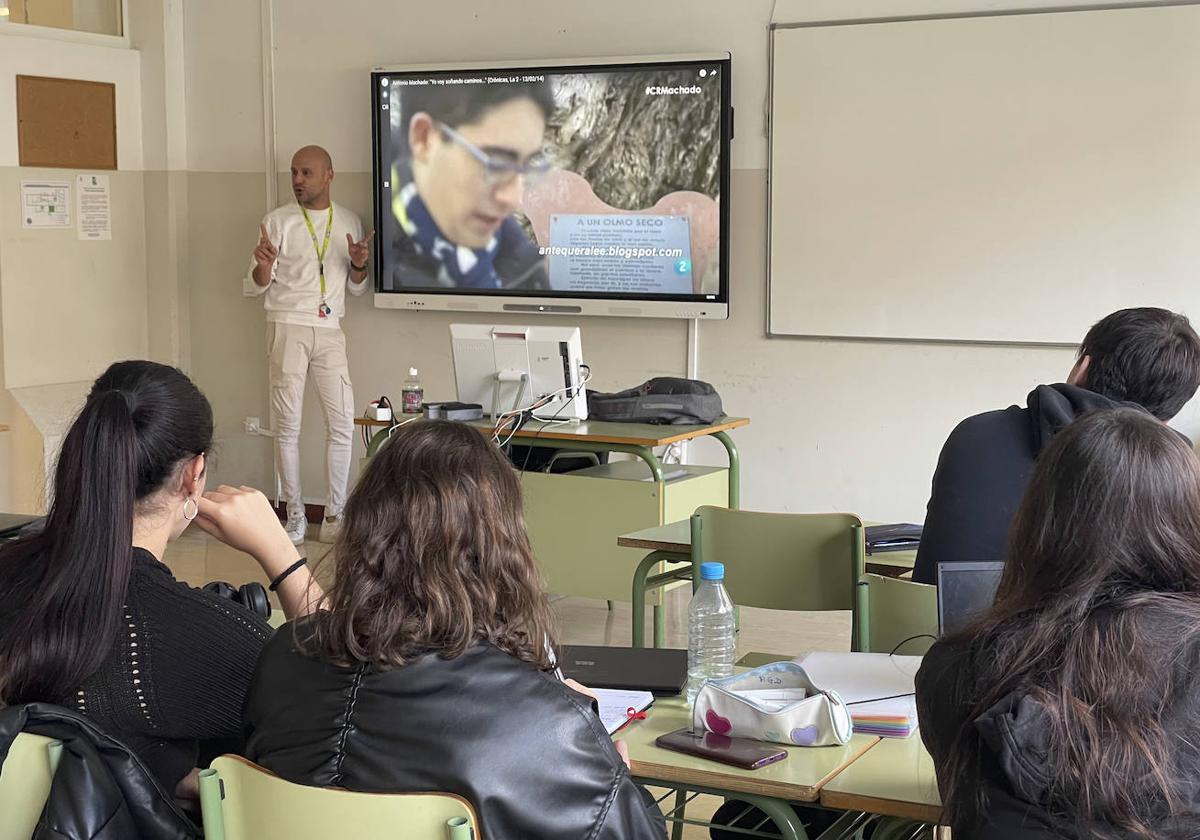 Un profesor imparte una clase en el IES Augusto G. Linares de Santander.