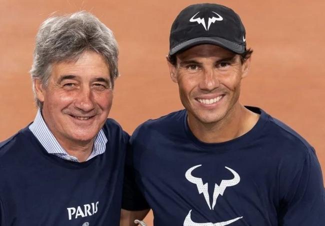 Ángel Ruiz-Cotorro y Rafael Nadal posan juntos tras el título de Nadal en Roland Garros 2022