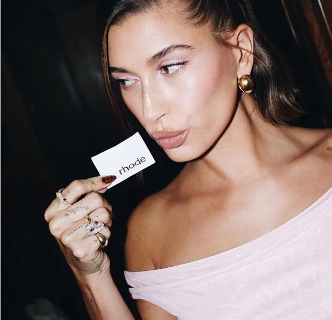 Hailey Bieber apuesta por la manicura carey para este otoño.