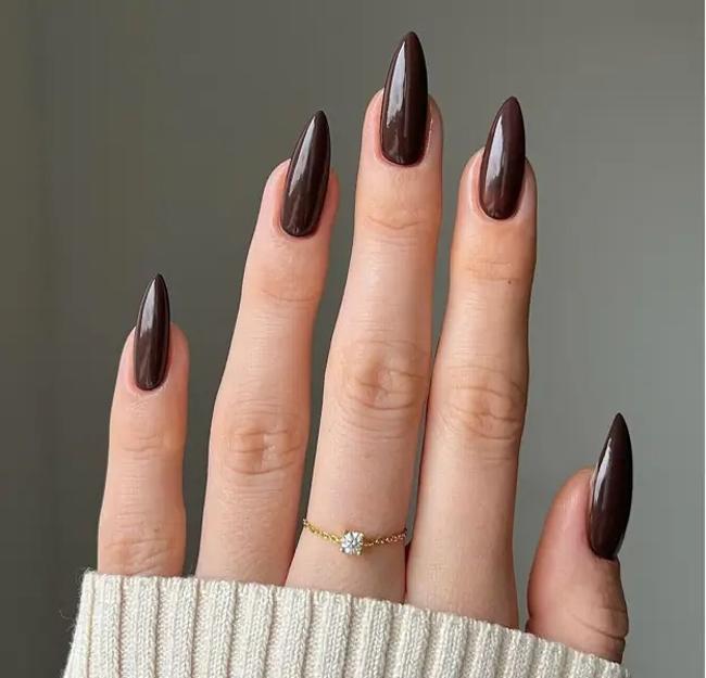 El marrón chocolate es otro tono tendencia este otoño para las uñas.